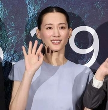 可憐な顔とギャップ凄っ！綾瀬はるか41歳　舞台挨拶、後ろ向いたら美ドレスから！　これは鍛えてる！トップ女優の姿に驚き