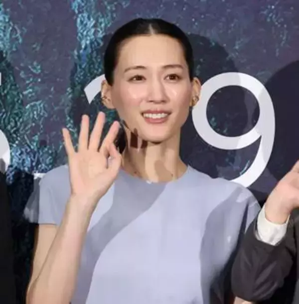 可憐な顔とギャップ凄っ！綾瀬はるか41歳　舞台挨拶、後ろ向いたら美ドレスから！　これは鍛えてる！トップ女優の姿に驚き