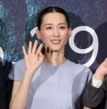 可憐な顔とギャップ凄っ！綾瀬はるか41歳　舞台挨拶、後ろ向いたら美ドレスから！　これは鍛えてる！トップ女優の姿に驚き