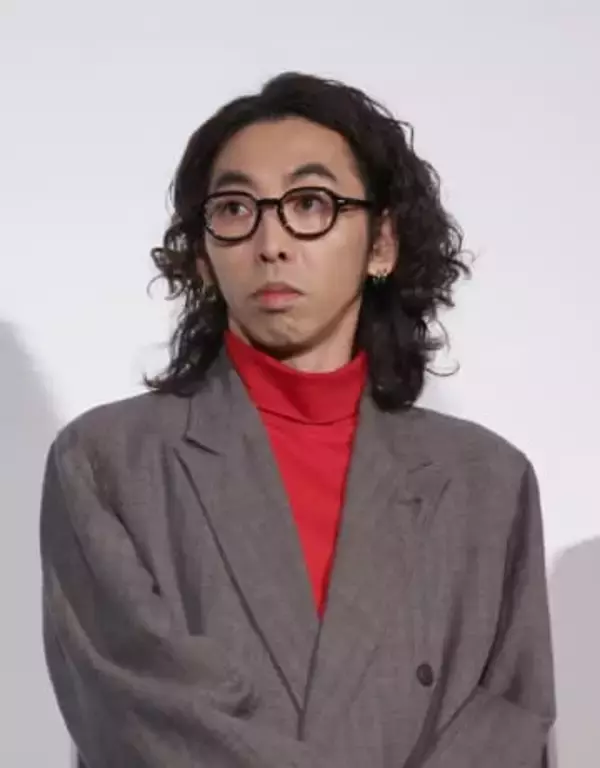 柄本時生　さとうほなみとの結婚発表後、初の公の場　左手薬指には指輪なし、赤いニットにジャケット合わせ「僕にとってはいい時間」