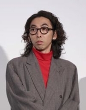 柄本時生　さとうほなみとの結婚発表後、初の公の場　左手薬指には指輪なし、赤いニットにジャケット合わせ「僕にとってはいい時間」