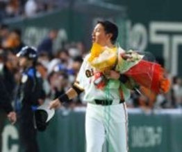 「完全にファンの顔になってる！」引退試合の長野久義氏と対面2S→人気女性シンガー「夢叶いました」「私のヒーロー」　「すごい」「とても幸せそう」