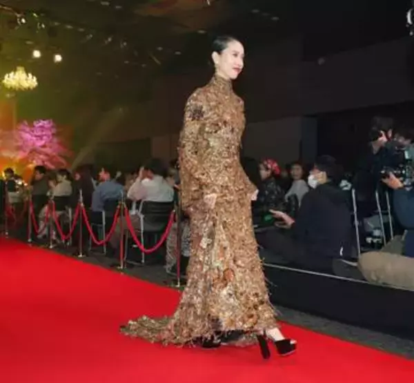 戸田恵梨香　背中まぶしい衝撃ドレス…　360度に圧巻の美貌さく裂「かなりドキドキしています」