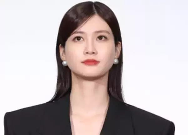 「もも裏えっぐ」「びっくりする可愛さ」生見愛瑠　黒ストッキング映える後ろ姿＆横顔をファン絶賛