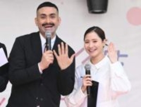 デニス植野行雄、新婚妻・比嘉梨乃と結婚後初のイベント共演　結婚指輪も披露「僕の妻です」