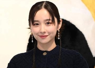 「可愛すぎて5度見した」堀田真由　漆黒の凄いオフショルドレスに反響続々「透明感半端ない！」