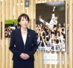 高市早苗総理が「報道写真展」に来場　大ファン公言、阪神のパネルの前では小さくガッツポーズ