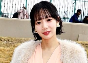 「見下ろされたい？？」と岡田紗佳　タイトなノースリドレス姿に「心を撃ち抜かれた」「役満役満♥」