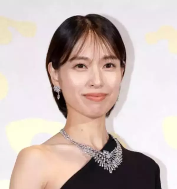 女王感すごっ！GUCCIドレスで登場の戸田恵梨香　「リブート」とは別人の姿　髪も伸びてゴージャス