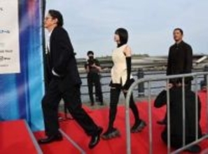 あの　太陽の下の絶対領域がまぶしすぎる！窪塚洋介は「それでは1曲お願いします」とムチャぶり　横浜国際映画祭レッドカーペット
