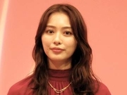 「えっ！家デカw」「実家豪華すぎ」内田理央　実家BBQの後ろに写るお屋敷＆立派なお庭に騒然「立派すぎる…」