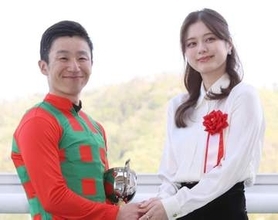 「小顔で本当に美人さん」競馬場に降臨した美人女優にSNS沸く　「スタイル良すぎるし綺麗すぎる」