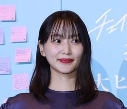 菅井友香　スタイルすげえ！紫ロングドレスで「お嬢さま」のたたずまい　手紙サプライズにウルウル「こんなに幸せでいいのかな」