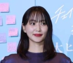 菅井友香　スタイルすげえ！紫ロングドレスで「お嬢さま」のたたずまい　手紙サプライズにウルウル「こんなに幸せでいいのかな」
