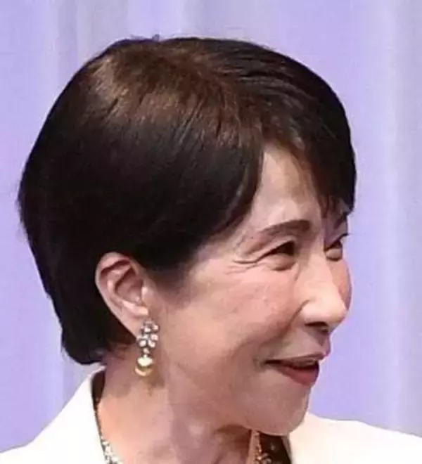 すごっ！高市首相　超豪華ネックレス付けて表彰式に現る「ジュエリードレッサー賞」を受賞　イヤリングも派手なパール　金曜午後、SNSで説明も