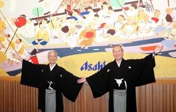 繁昌亭20周年を機に緞帳がリニューアル　製作費1500万円！笑福亭仁智「ええネタができるようになったいいんですけど…」