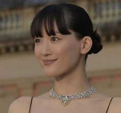 このドレスを着こなせるのは「国宝」綾瀬はるか「ため息が出るほど美しい」「姿勢もお綺麗」「美しさは心から」京都降臨にSNS感嘆