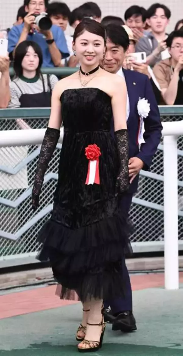 競馬場降臨の元アイドル「初めての馬券購入」報告　卒業から1年「年々綺麗に！」「お姉さん感up」と反響