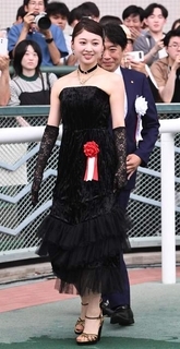 競馬場降臨の元アイドル「初めての馬券購入」報告　卒業から1年「年々綺麗に！」「お姉さん感up」と反響