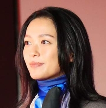 綺麗すぎるだろ　榮倉奈々170cm　足組んで座る会見ブーツ姿が、ヤバいほど美しい　トップ女優の本気コーデ　たたずまいに驚き　2児ママ、マジかっ！