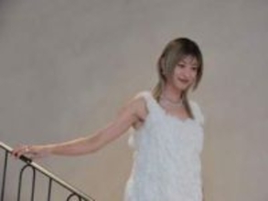 山田優　白のノースリーブドレス＆艶髪姿で登場、会場もどよめき「新しい自分を見るためにいろいろな髪形を」