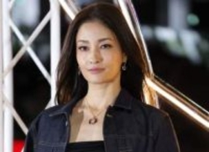 振り返ったらスゴかった！黒木メイサ　街中歩く動画の背中が大きく三角開放…なのに上品綺麗見え　人気スタイリストの注目ブランドだった