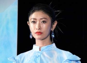 「脚が長すぎてヒール履いてるかと」4児ママ山田優　ヒザ上20cm？！の黒ワンピにファンも驚き　どんな頭身？！