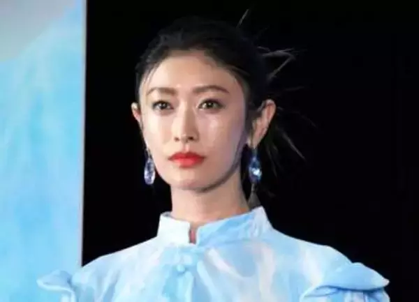 「脚が長すぎてヒール履いてるかと」4児ママ山田優　ヒザ上20cm？！の黒ワンピにファンも驚き　どんな頭身？！