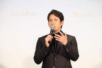 岡田准一　作曲家・中村八大さんを演じた主演作でピアノ猛特訓　東京国際映画祭オープニング作品