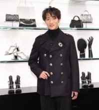 Snow　Man岩本照　Pコートに誕生石ブローチ合わせるシックな装い　クリスマスは「ファンと一緒に最高のホリデーを」