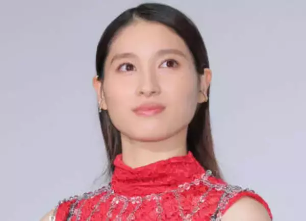 土屋太鳳「毛玉いっぱいだけれど」　黒カーディガンあったかコーデで仕事始め報告「親近感湧いてきます」