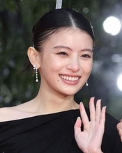 ええっ、出口夏希、凄いドレスで映画祭　横から見たら、ない！黒トップスふわり、引き締まりまくった背にビックリ