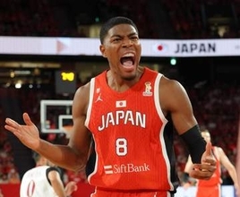 八村躍動のバスケ日本代表戦　2児ママ美人タレントがスタンド家族観戦　学生時代は6年間バスケ部「ノリノリだったのでは？」