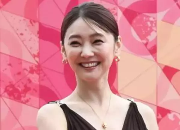 「馬もびっくりしてますよ」競馬場降臨の女優のドレス姿にSNSも騒然「めちゃくちゃ綺麗」「可愛すぎでしょ」