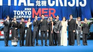 「尊い♥」「エレガント」美魔女トップ女優　美白デコルテ際立つオフホワイトドレス　ダーク系フォーマルがズラリも唯一の白「上品なイメージにピッタリ」
