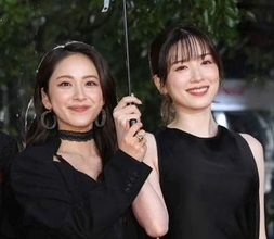 うわっ、めちゃめちゃキレイ！平祐奈、凄いスカートで映画祭　最強ビジュが炸裂　永野芽郁との相合傘が無敵