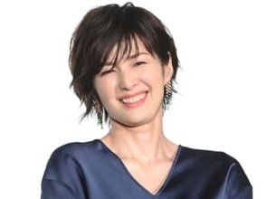 吉瀬美智子、めずらしいメガネ姿も美しい…　度が入ってる？に「下半分は老眼鏡」