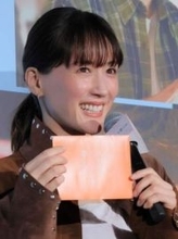 綾瀬はるか　映画公開イベントで来場者にラブレターを手渡し
