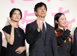 柴咲コウ　ええっ？！後ろ向いたら凄いドレスで舞台挨拶　芸術的ヒールで足元まで完璧な美しさ