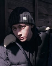 BTS・V　世界のファンへ年末年始の温かなあいさつ「冬のアイコン」らしいビジュアルを披露