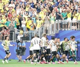 ブラジル戦で国際映像に映った元NHK美女アナ　選手の家族席後ろの席でチケット入手方法に「誰かにもらった？」声多数→自身で説明
