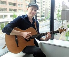 フィンランドのギタリスト、ペッテリ・サリオラが9年ぶりに来日「聴くに値するものを作りたいと常に思っている」