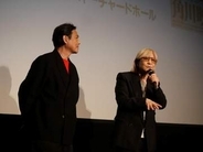 うわっ！61歳？　アイドル的人気だったトレンディ俳優　久々に舞台挨拶に現る　小室哲哉の隣に…若っ！　現在は居酒屋で料理人も