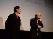 うわっ！61歳？　アイドル的人気だったトレンディ俳優　久々に舞台挨拶に現る　小室哲哉の隣に…若っ！　現在は居酒屋で料理人も
