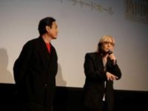 うわっ！61歳？　アイドル的人気だったトレンディ俳優　久々に舞台挨拶に現る　小室哲哉の隣に…若っ！　現在は居酒屋で料理人も