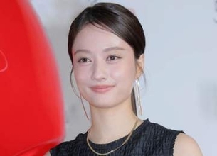 「どーこだ？」谷まりあ　タコ足白Tで優雅に海外満喫「Tシャツのセンス…」「鬼可愛い♥」