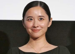 「麗しすぎる」まとめ髪の堀田真由　白ノースリワンピで嗅ぐ姿「透明感が本当いい」「小悪魔的な可愛さ」「天使すぎて」