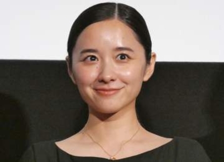 「麗しすぎる」まとめ髪の堀田真由　白ノースリワンピで嗅ぐ姿「透明感が本当いい」「小悪魔的な可愛さ」「天使すぎて」