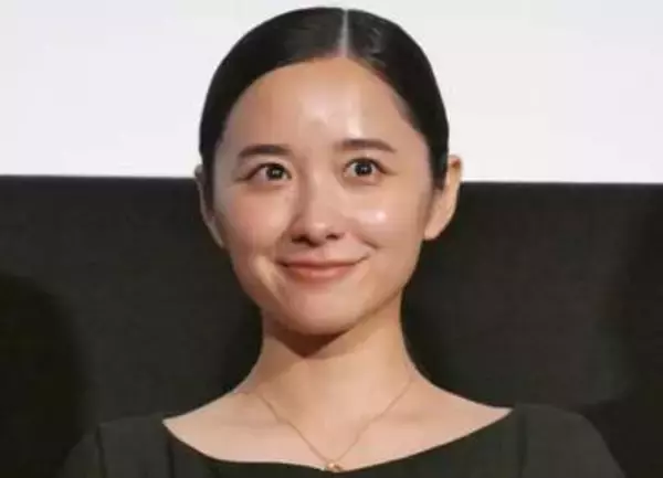 「麗しすぎる」まとめ髪の堀田真由　白ノースリワンピで嗅ぐ姿「透明感が本当いい」「小悪魔的な可愛さ」「天使すぎて」