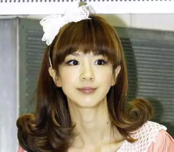 49歳マジ？！1児ママタレ　フリルのミニワンピ＆エルメスの靴が可愛すぎ　13歳下騎手の夫とのデートではシャネルのブーツ♥